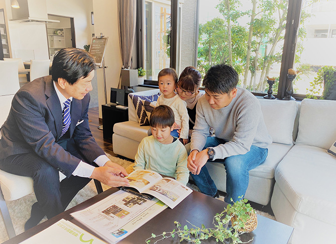 増田建設の作成した住宅プランを検討する夫婦